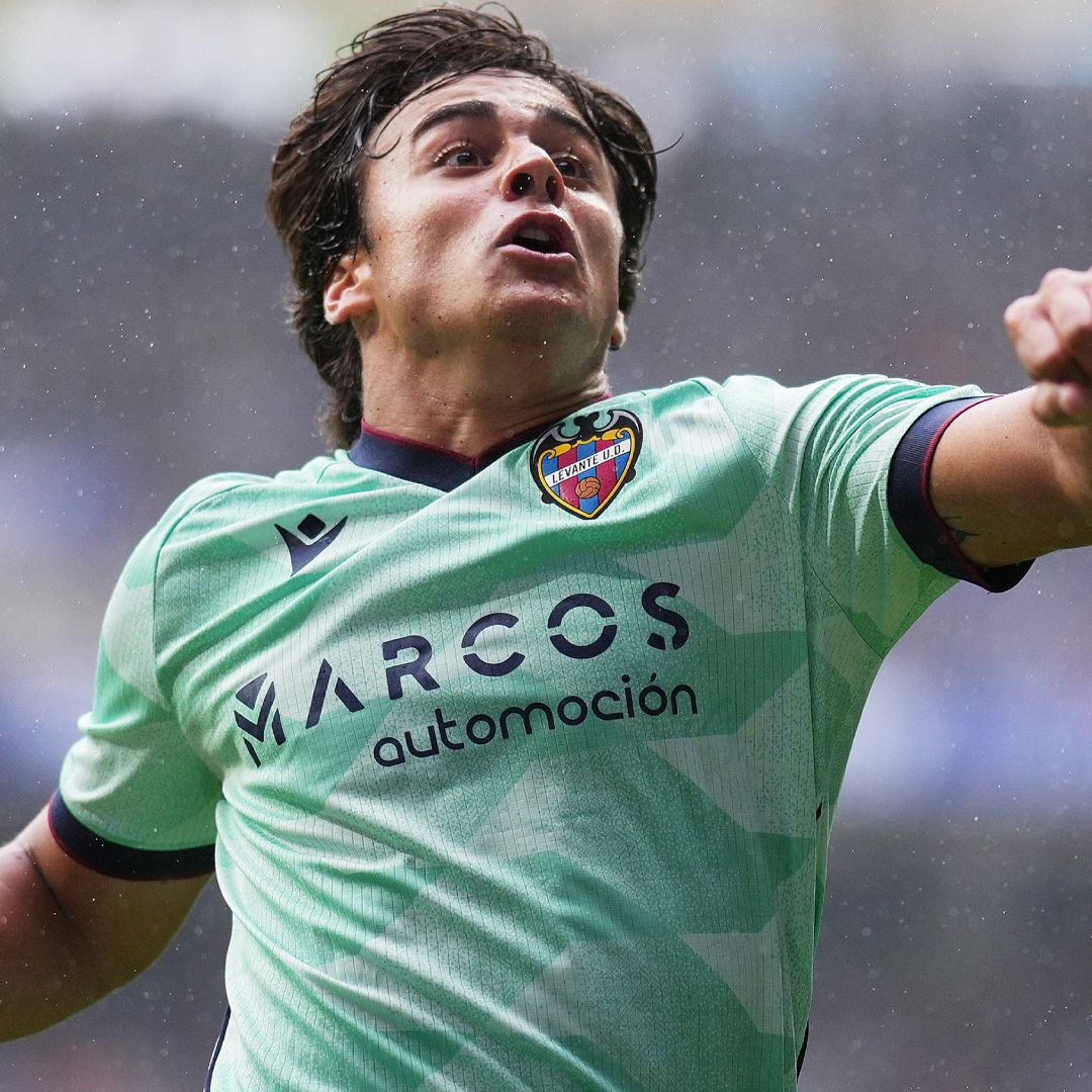 Carlos Álvarez, jugador del América, con el uniforme del Levante